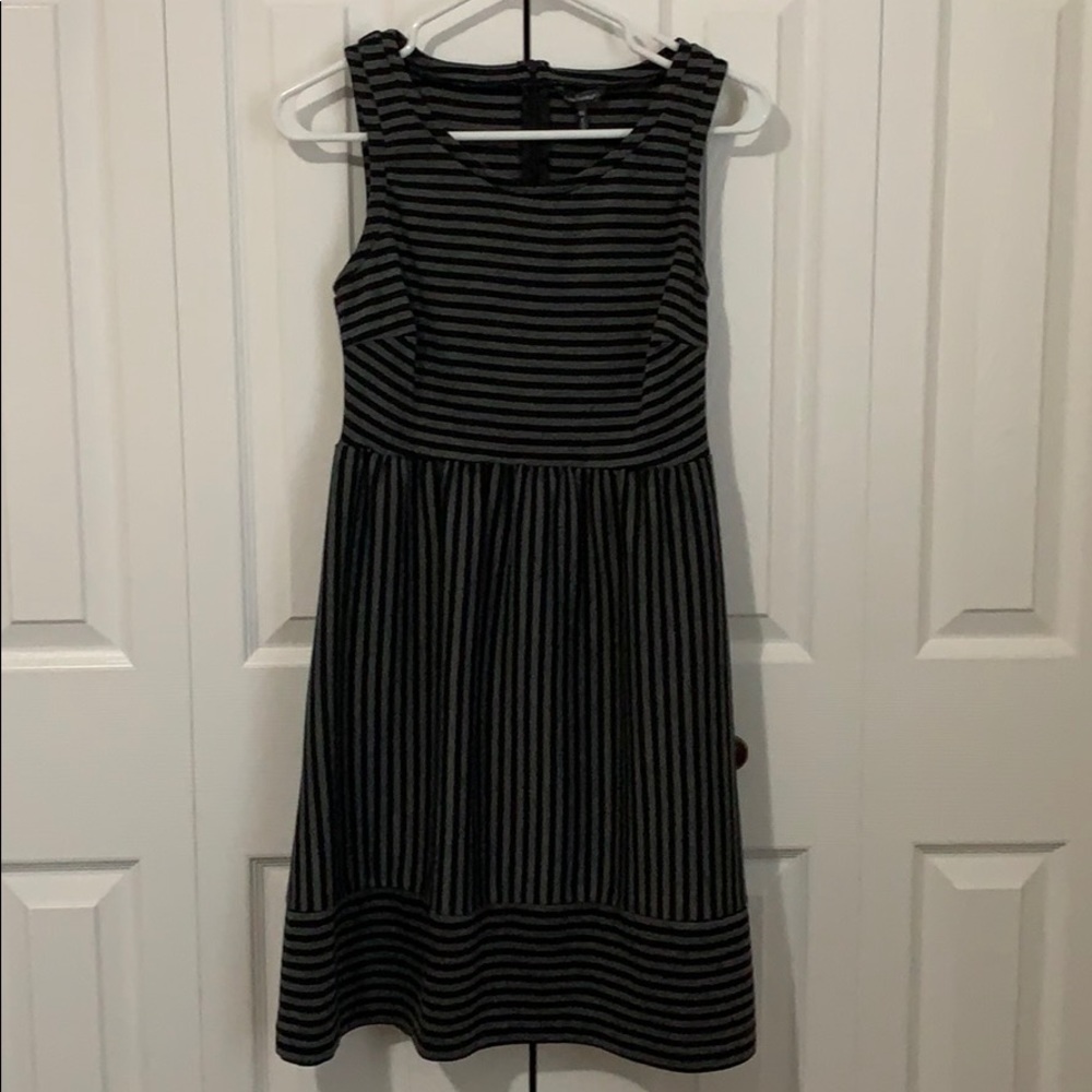 Daisy Fuentes black and grey dress